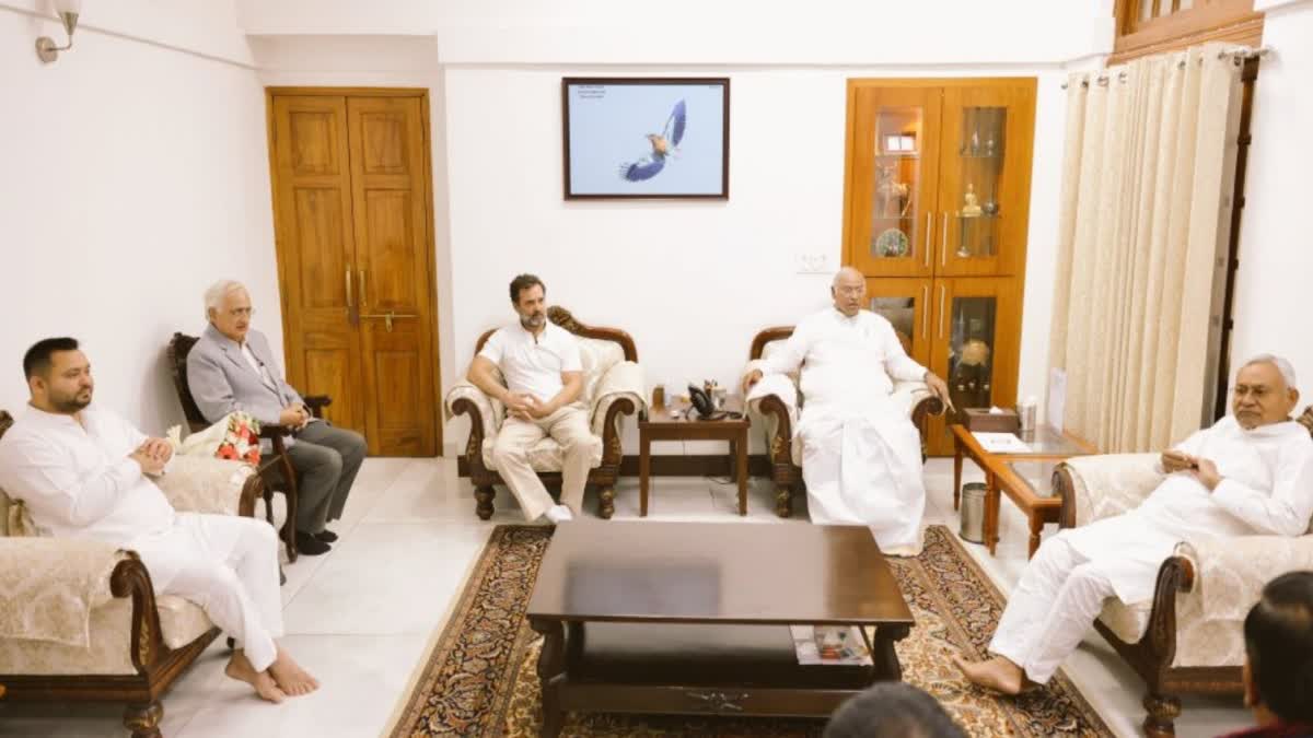 Nitish kumar and tejashwi yadav  Nitish kumar and tejashwi yadav meets Rahul Gandhi  Rahul Gandhi and Kharge  Nitish kumar  tejashwi yadav  Rahul Gandhi  Bihar Chief Minister  Congress Chief Mallikarjun Kharge  വീണ്ടും അടുത്ത് പ്രതിപക്ഷ ഐക്യം  രാഹുലും ഖാര്‍ഗെയുമായി കൂടിക്കാഴ്‌ച  നിതീഷ് കുമാറും തേജസ്വി യാദവും  പ്രതിപക്ഷ ഐക്യനിരയിലെ പ്രതീക്ഷകള്‍  പ്രതിപക്ഷ ഐക്യനിര  കോണ്‍ഗ്രസ് അധ്യക്ഷന്‍ മല്ലികാര്‍ജുന്‍ ഖാര്‍ഗെ  കോണ്‍ഗ്രസ് അധ്യക്ഷന്‍  ഖാര്‍ഗെ  രാഹുല്‍ ഗാന്ധി  ബിഹാര്‍ മുഖ്യമന്ത്രി  നിതീഷ് കുമാറും ഉപമുഖ്യമന്ത്രി തേജസ്വി യാദവും  തേജസ്വി യാദവും  കോണ്‍ഗ്രസ്  ബിജെപിയെ നേരിടാൻ പ്രതിപക്ഷ ഐക്യനിര