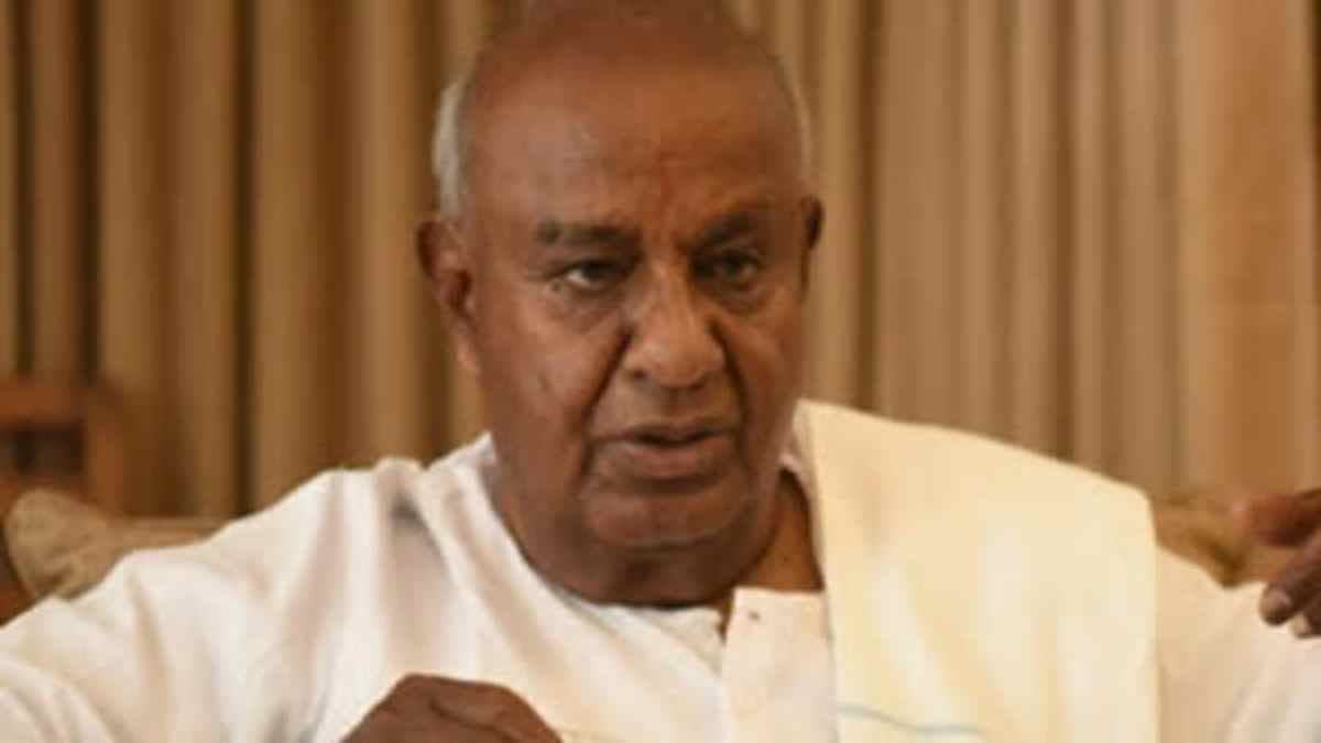 hd-deve-gowda-complaint-against-police-inspectors-to-ec