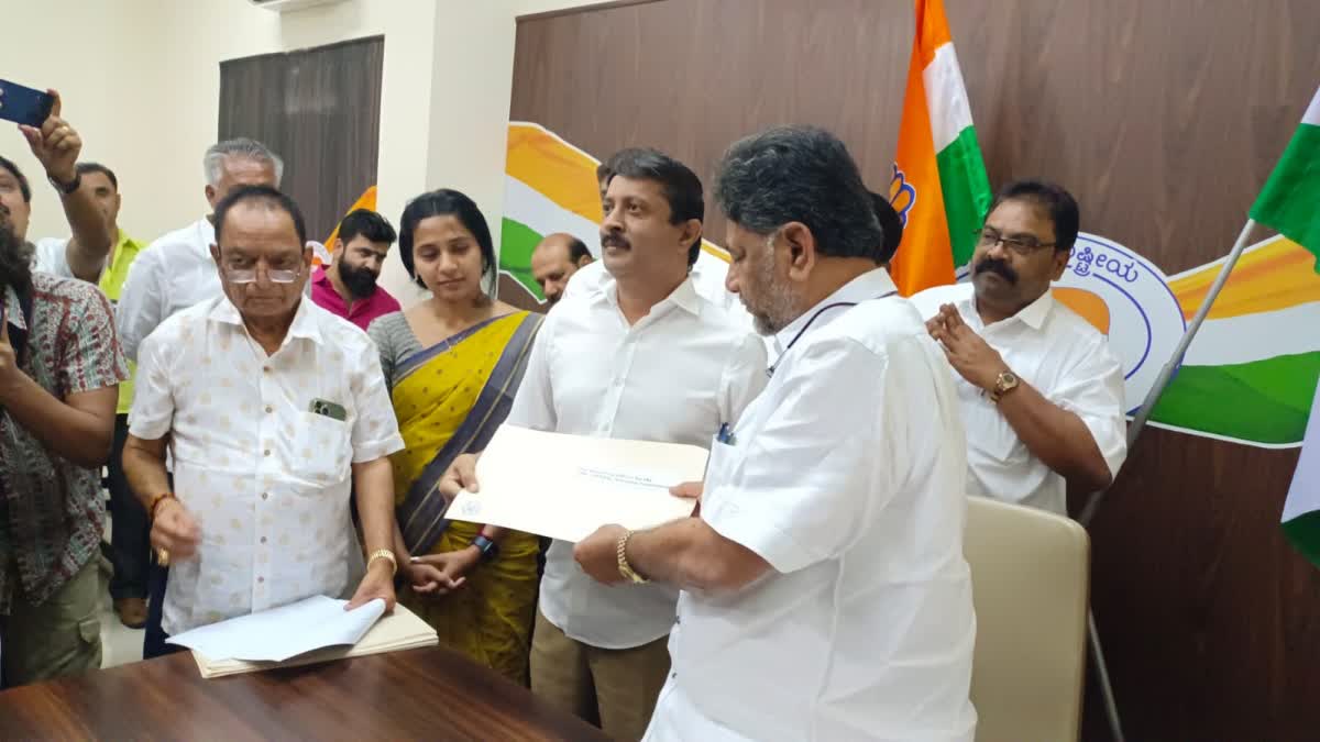 DK Shivakumar distributed Form B at KPCC office