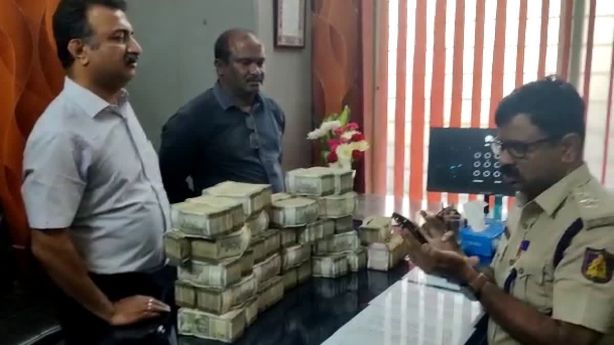 1-crore-cash-found-in-a-broken-down-auto-two-people-in-police-custody