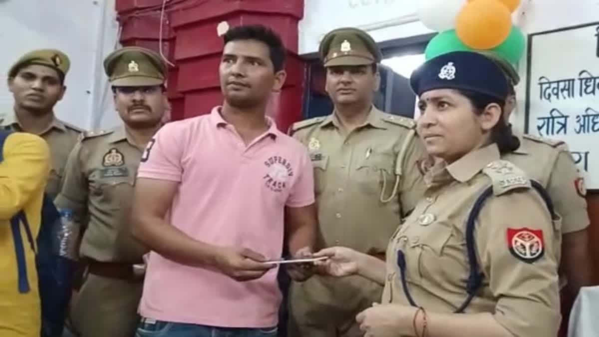 police handed over stolen mobiles to people