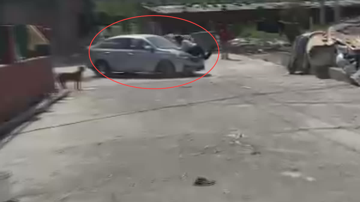 In Ludhiana the car driver dragged the traffic employee