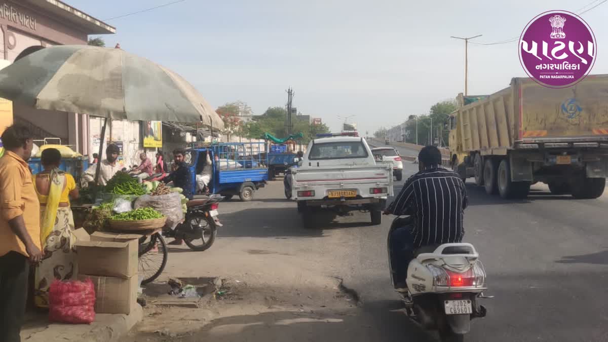 Gj_ptn_01_ it is alleged that the municipality is threatening to collect fodder for stray cattle in patan_rtu_Gj10046