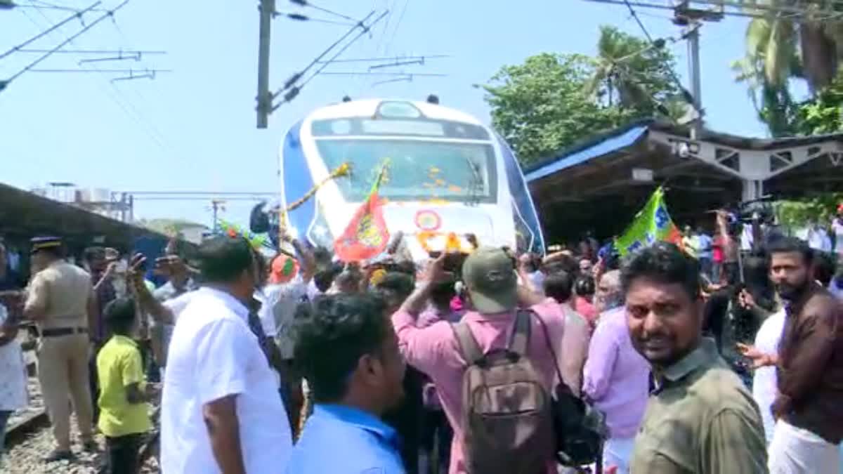 Vande Bharat train  Vande Bharat train to Kerala  Vande Bharat train to Kerala reception on Kochi  Vande Bharat  Ernakulam North Railway station  showering of flowers  വന്ദേഭാരതിന് കൊച്ചിയിലും വന്‍ സ്വീകരണം  പുഷ്‌പവൃഷ്‌ടിക്കും ഒപ്പമുള്ള ചിത്രത്തിനുമായി  കേരളത്തിനായി അനുവദിച്ച ആദ്യ വന്ദേഭാരത്  വന്ദേഭാരത്  ട്രെയിന്‍  കൊച്ചി  പുഷ്‌പവൃഷ്‌ടിയും ആര്‍പ്പുവിളികളുമായി