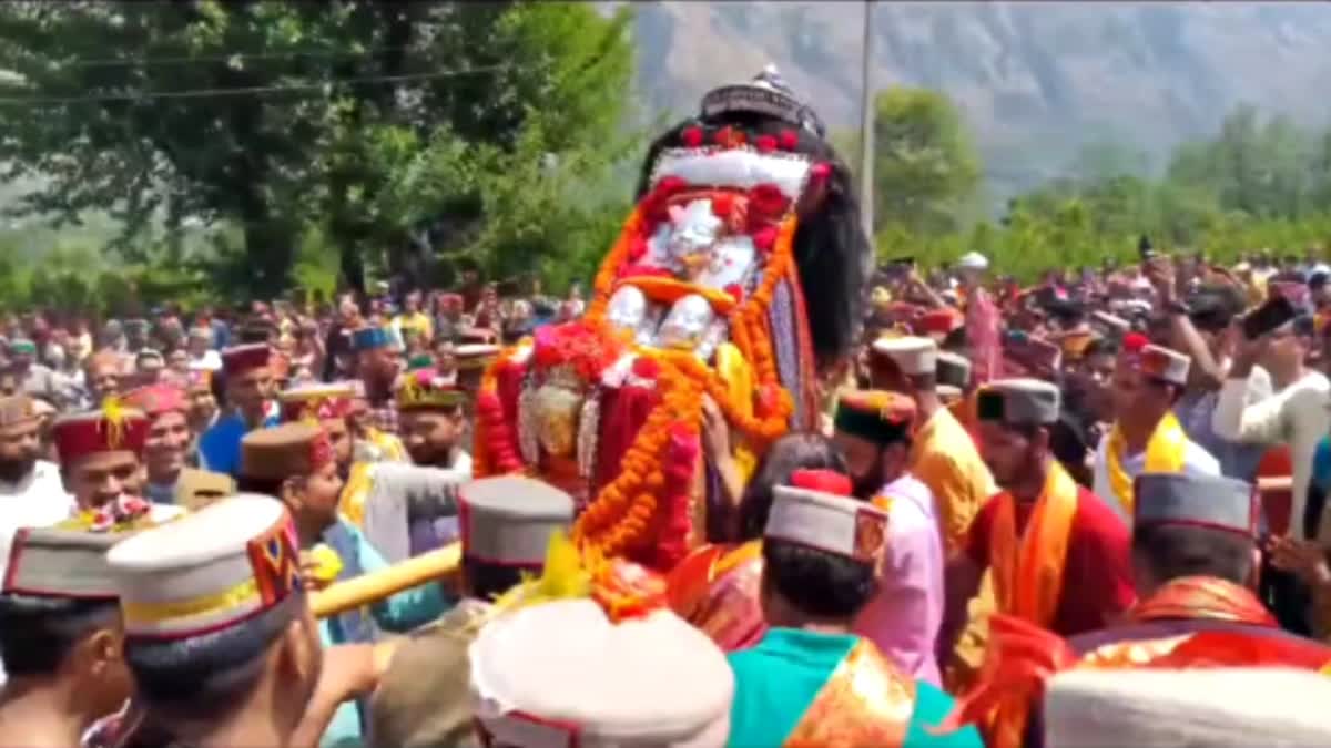 Devta Markandeya Rishi Tharas holy bath in Beas river with Devotees in Kullu