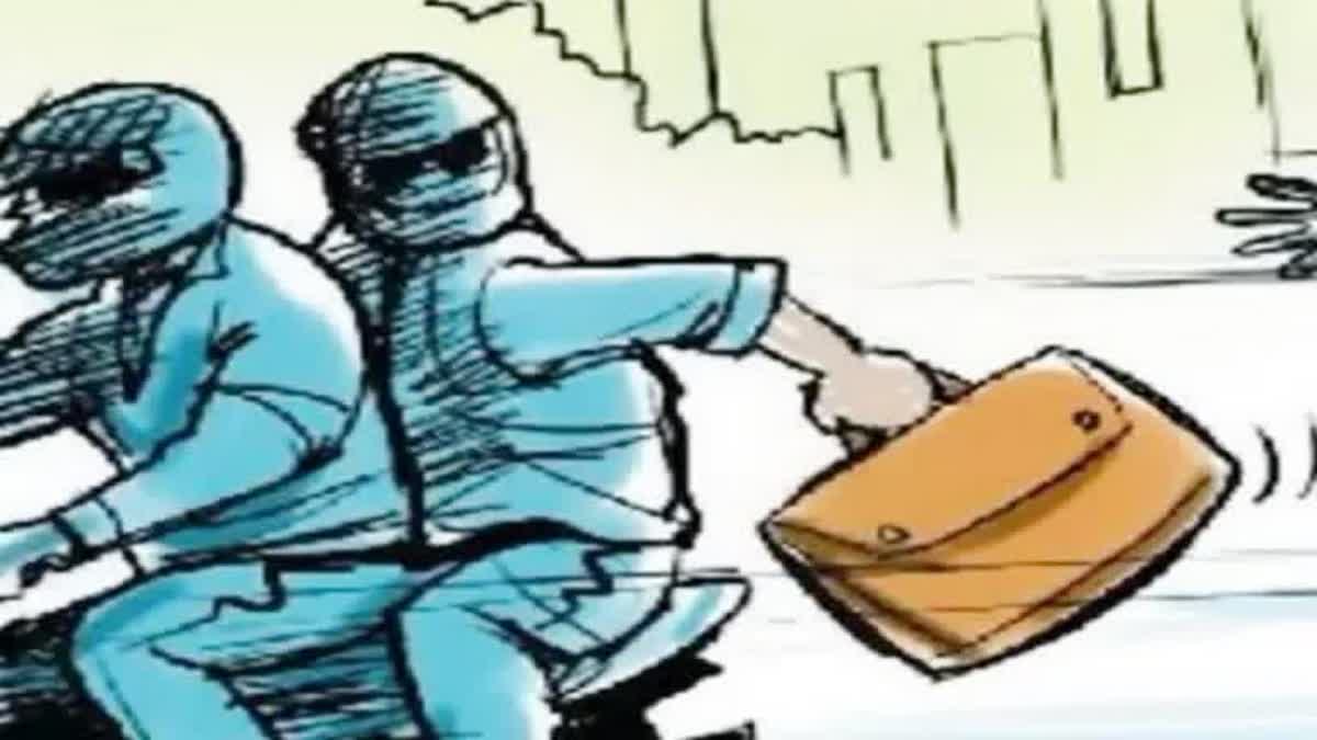 Ahmedabad Crime : માલિકના પ્રતિકાર સામે રિવોલ્વર કાઠેલા લૂંટારૂઓને શો રૂમમાંથી ખાલી હાથે જવું પડ્યું