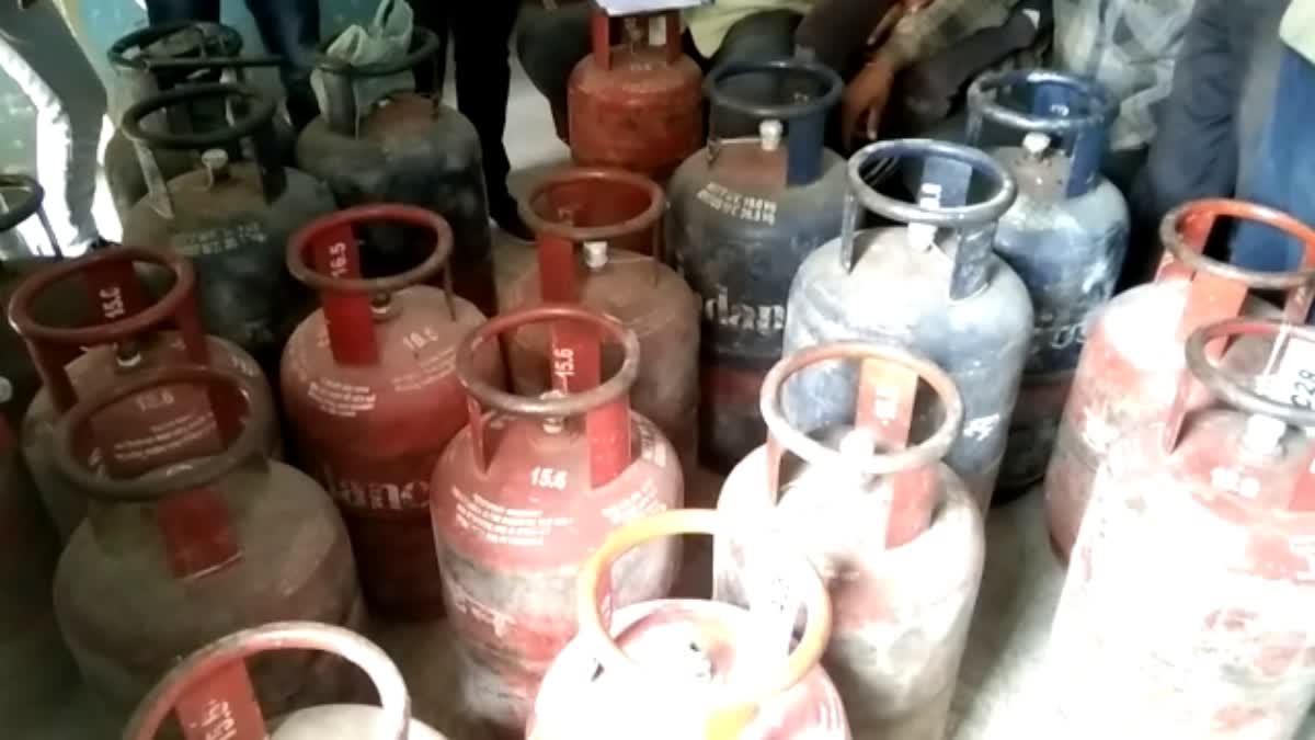 stealing from gas cylinder in ratlam