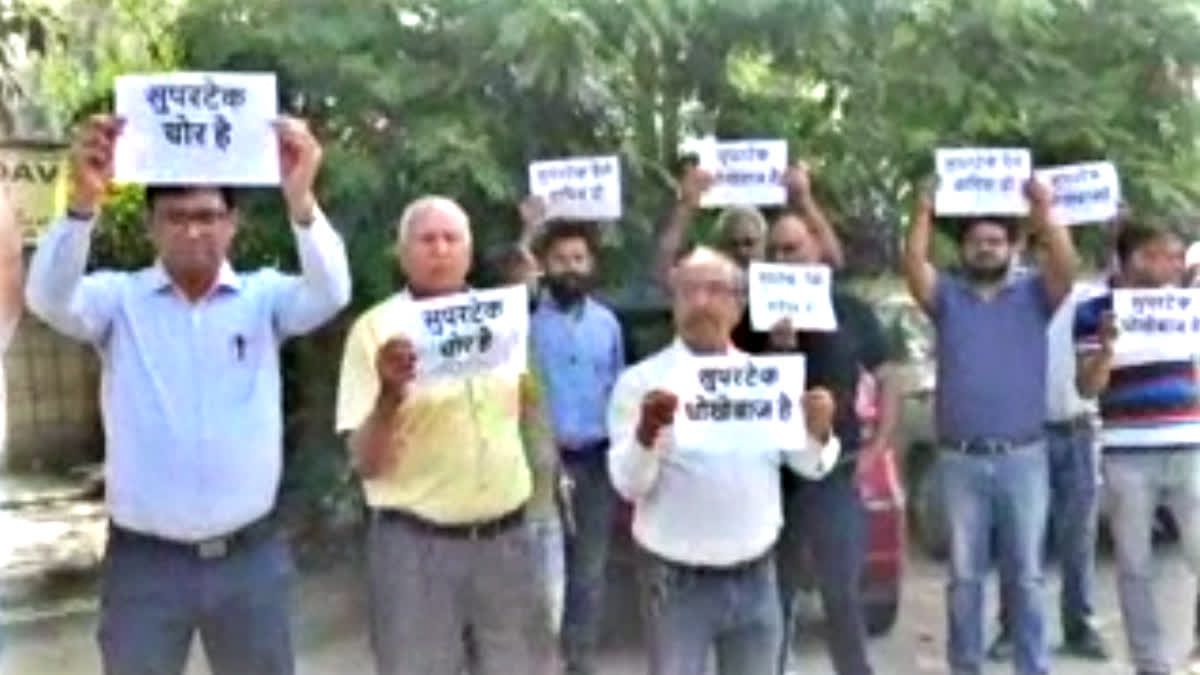 supertech builder investors protest in Gurugram