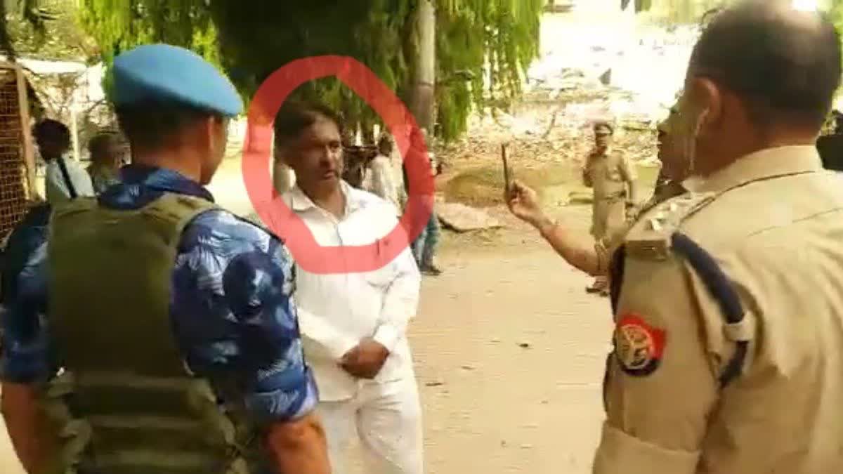 कौशांबी में पुलिस ने अतीक के करीबी को हिरासत में ले लिया.