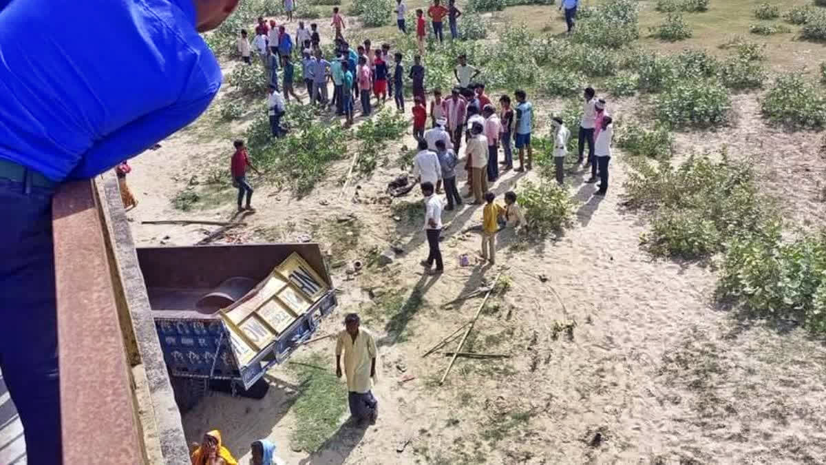 12 dead,24 injured as tractor-trolley falls into Garra river in Uttar Pradesh