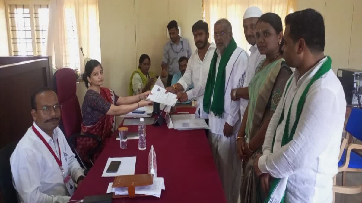 Etv Bharatgt-devegowda-son-harish-files-nomination-in-hunsur-constituency