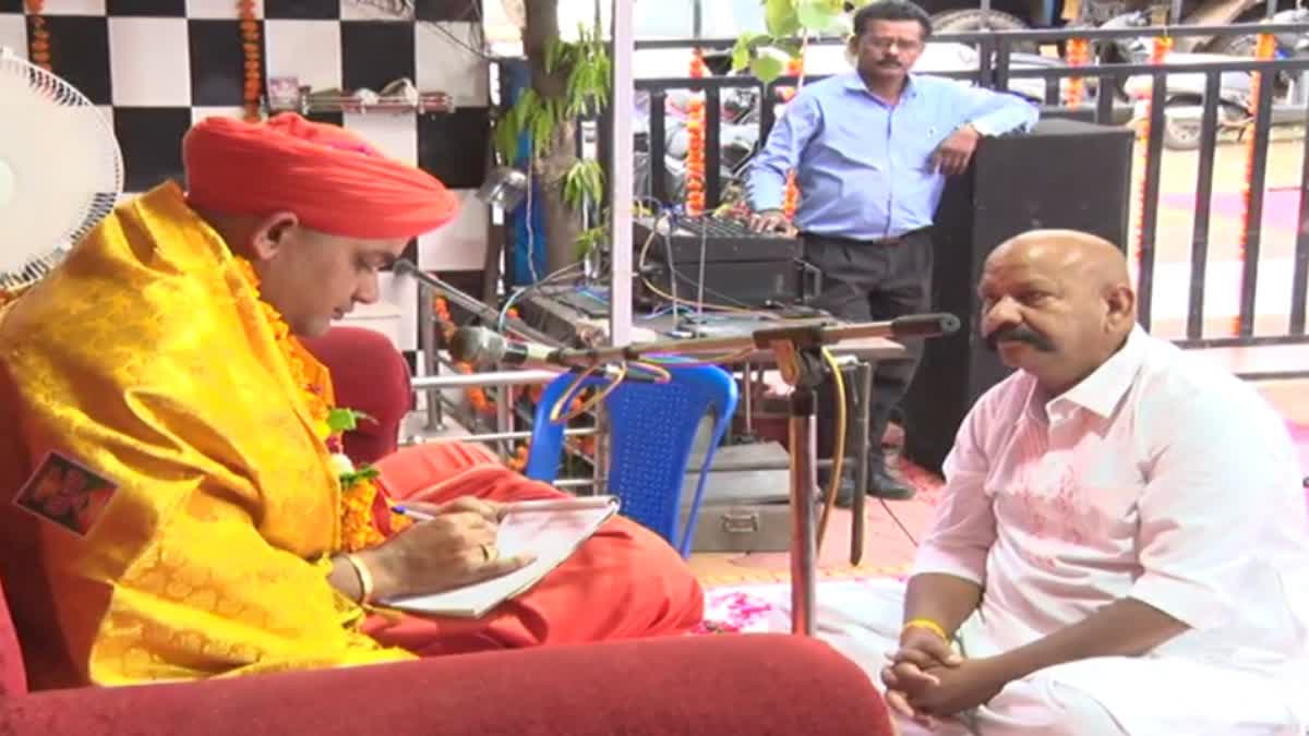 Saket Pandey meet Baba Swami Anandeshwar