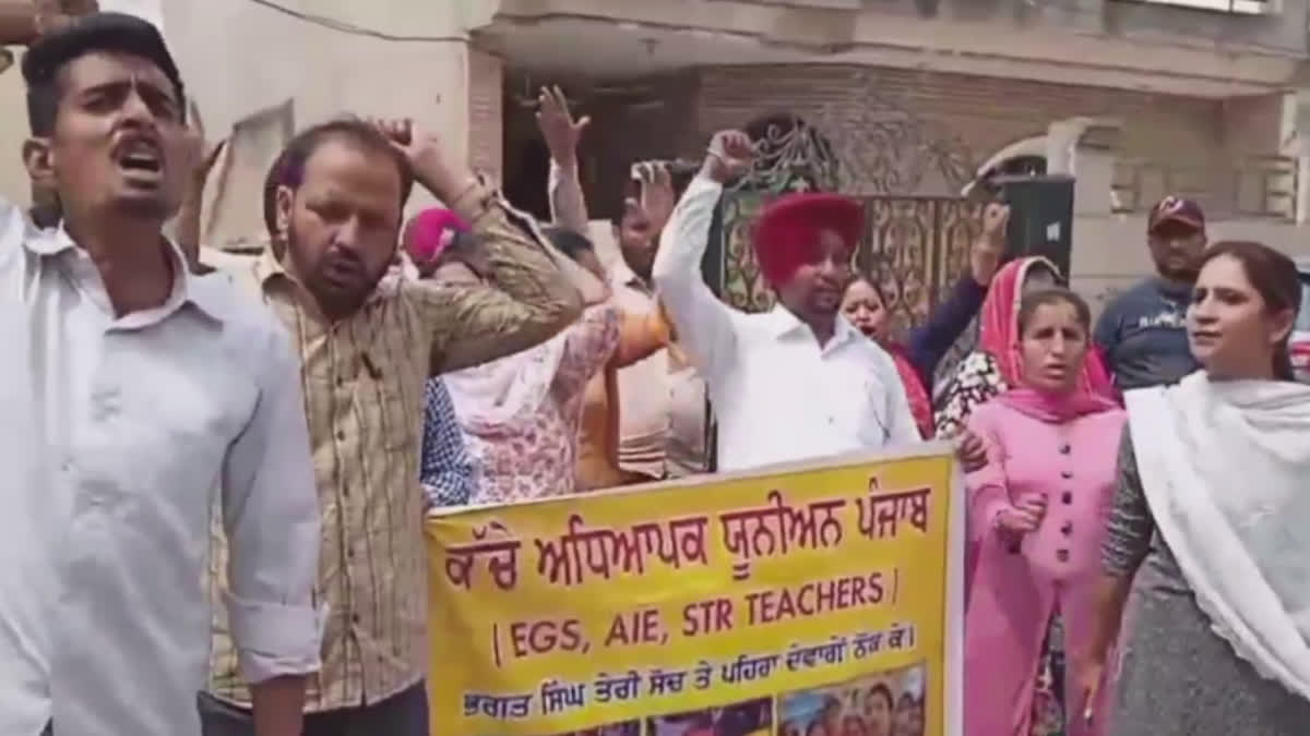 Teachers staged a protest against the government in Jalandhar
