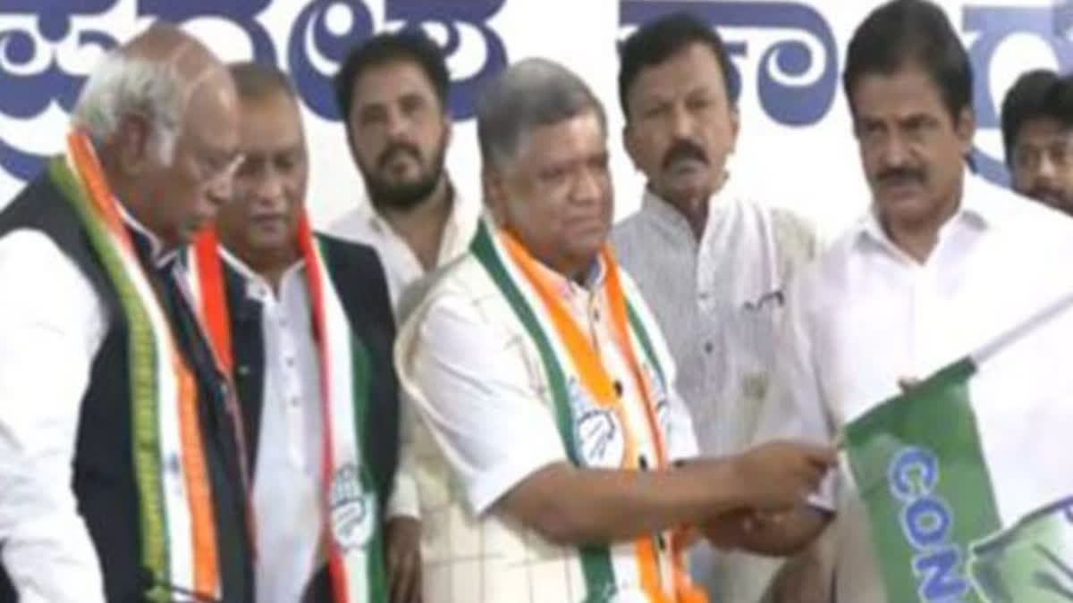 Karnataka: Ex CM Jagadish Shettar joins Congress