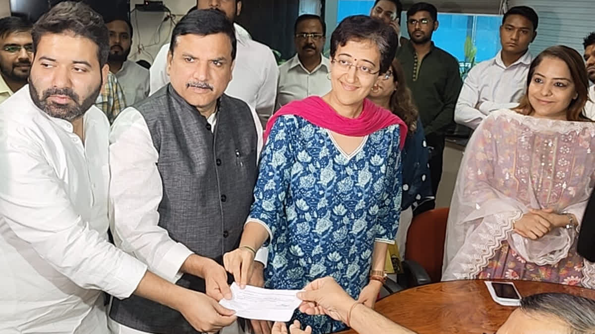 Shelly Oberoi, Aale Mohammad Iqbal file nomination papers for MCD election