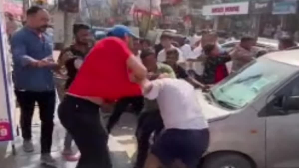 Fight between shopkeeper and customer