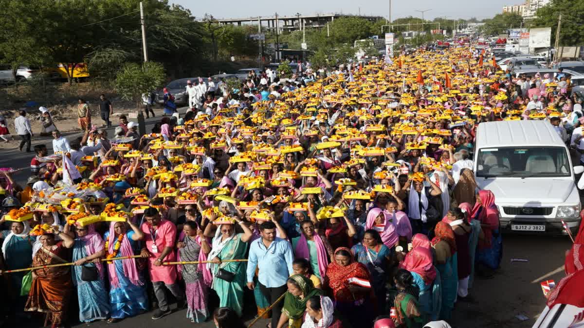 Dwishtabadi Utsav 2023: ભુજના માર્ગ પર દ્વિશતાબ્દી મહોત્સવ નિમિતે 2000 પોથી સાથે યોજાઈ ભવ્ય પોથીયાત્રા