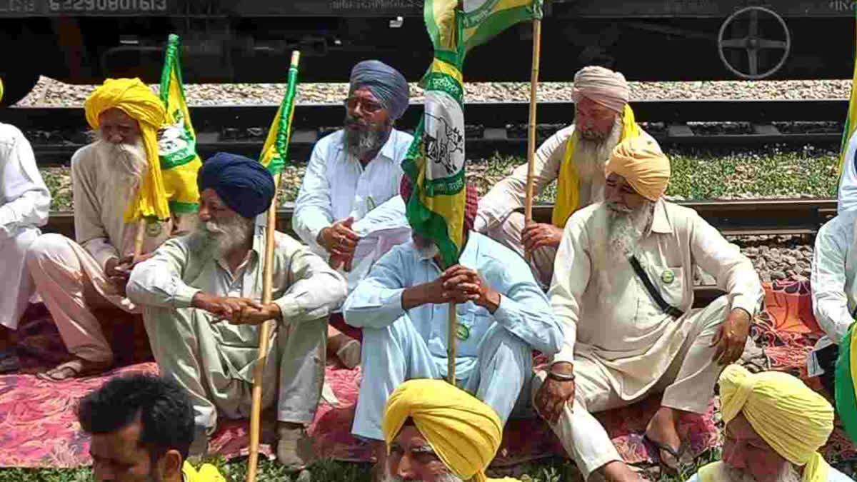Farmers have blocked the railway track in Ludhiana