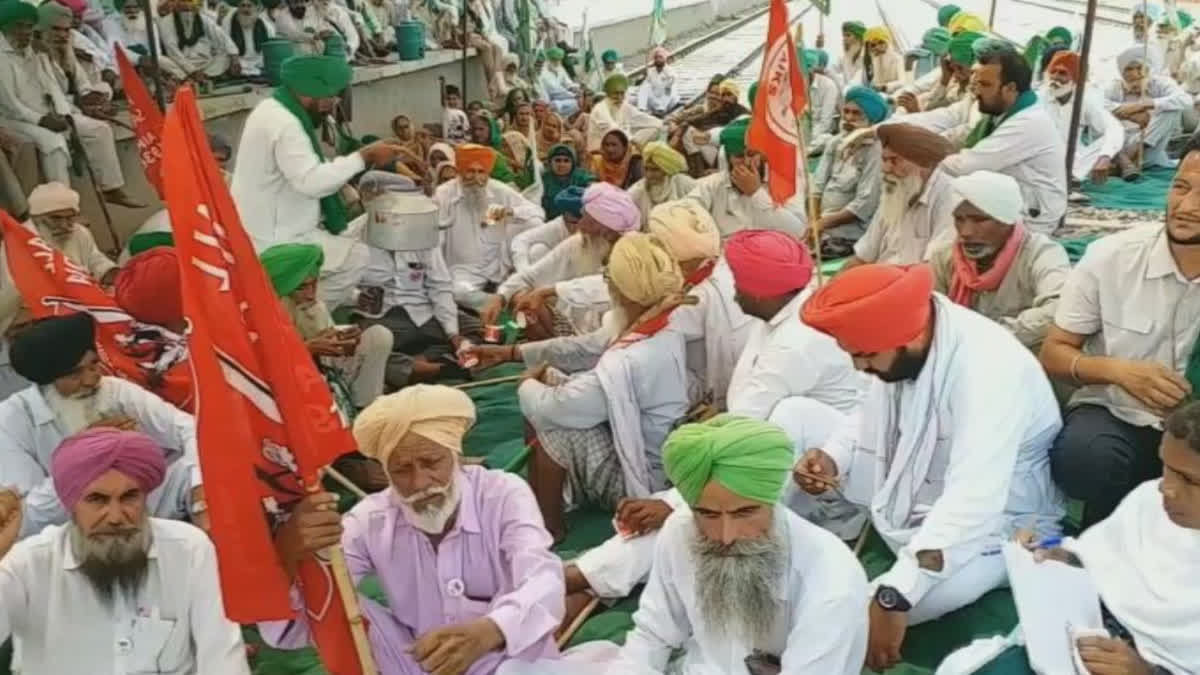 Farmers stopped the trains at Mansa on the call of United Kisan Morcha