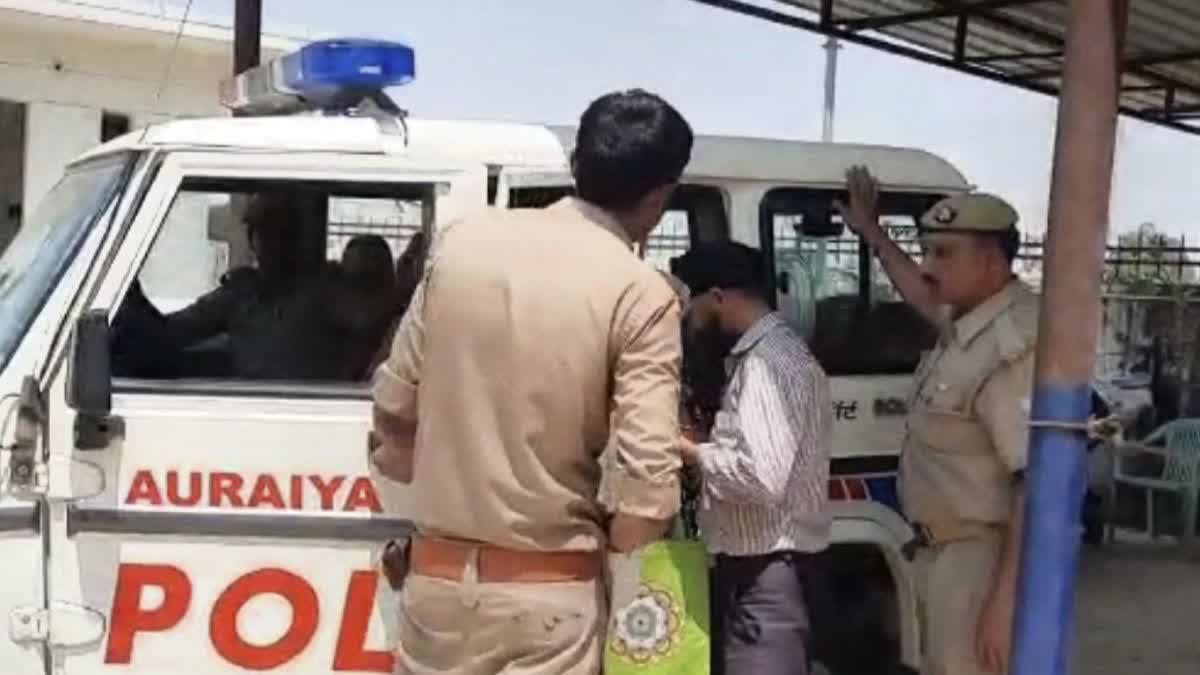 औरैया पुलिस ने दिव्यांग महिला काे अपने वाहन से उनके घर तक छोड़ा.