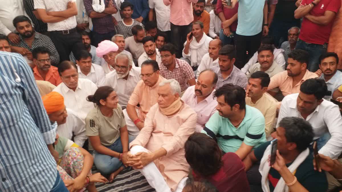 MP Kirori lal meena on Strike with Family in jaipur