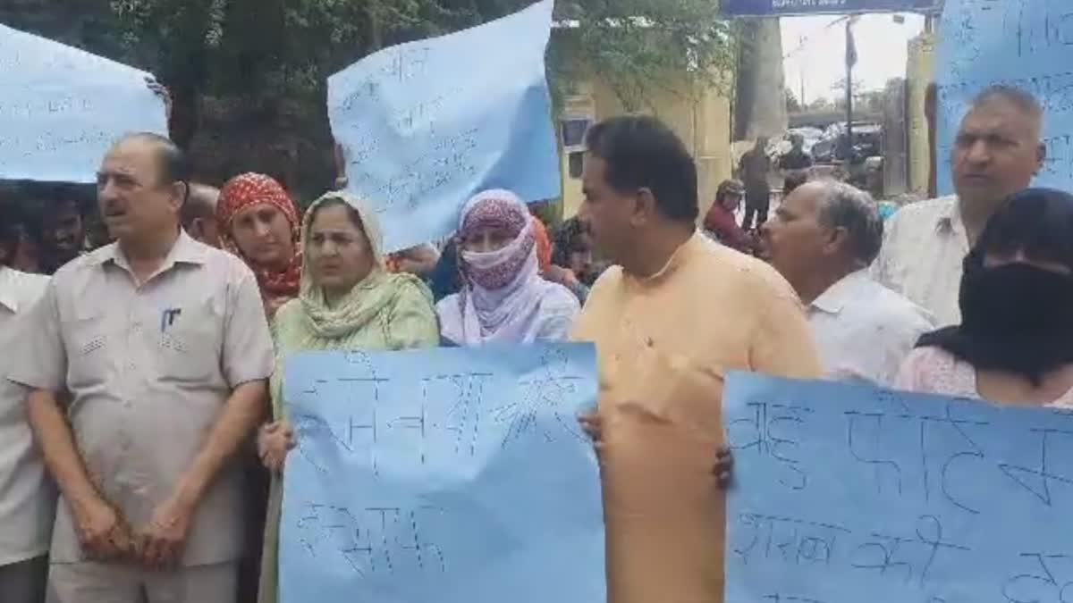 residents-of-bahu-fort-protest-against-opening-of-new-liquor-shop