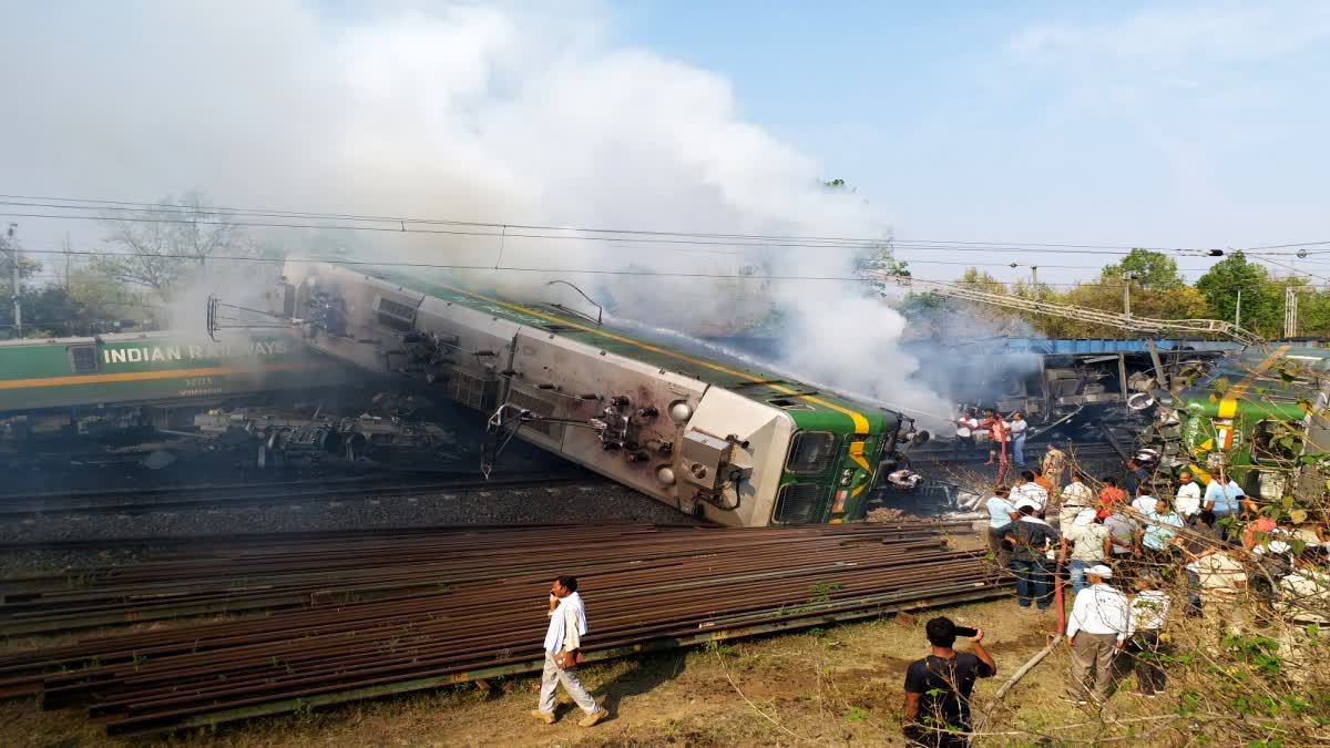 train accident  Two goods trains collided  Singhpur railway station accident  madhya pradesh train accident  ഗുഡ്‌സ്‌ ട്രെയിനുകൾ കൂട്ടിയിടിച്ചു  എഞ്ചിനുകൾക്ക് തീപിടിച്ചു  ട്രെയിനപകടം  സിംഗ്‌പൂർ റെയിൽവേ സ്റ്റേഷൻ  ട്രെയിനുകളുടെ എഞ്ചിനുകൾക്ക് തീപിടിച്ചു