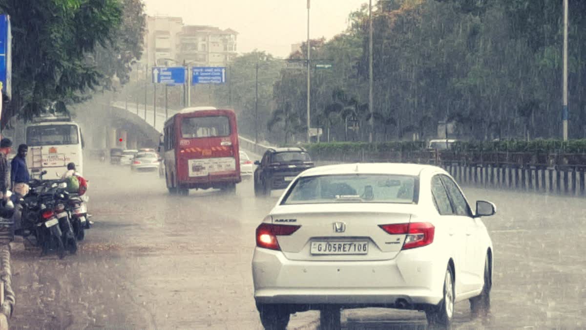 Surat Rain : ભર ઉનાળે ભડ ભાદરવો, ગાજવીજ સાથે વરસાદ વરસતા બફાટ થયો દૂર