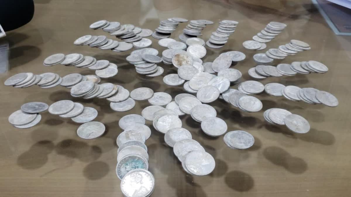 damoh laborer found silver coins of British era