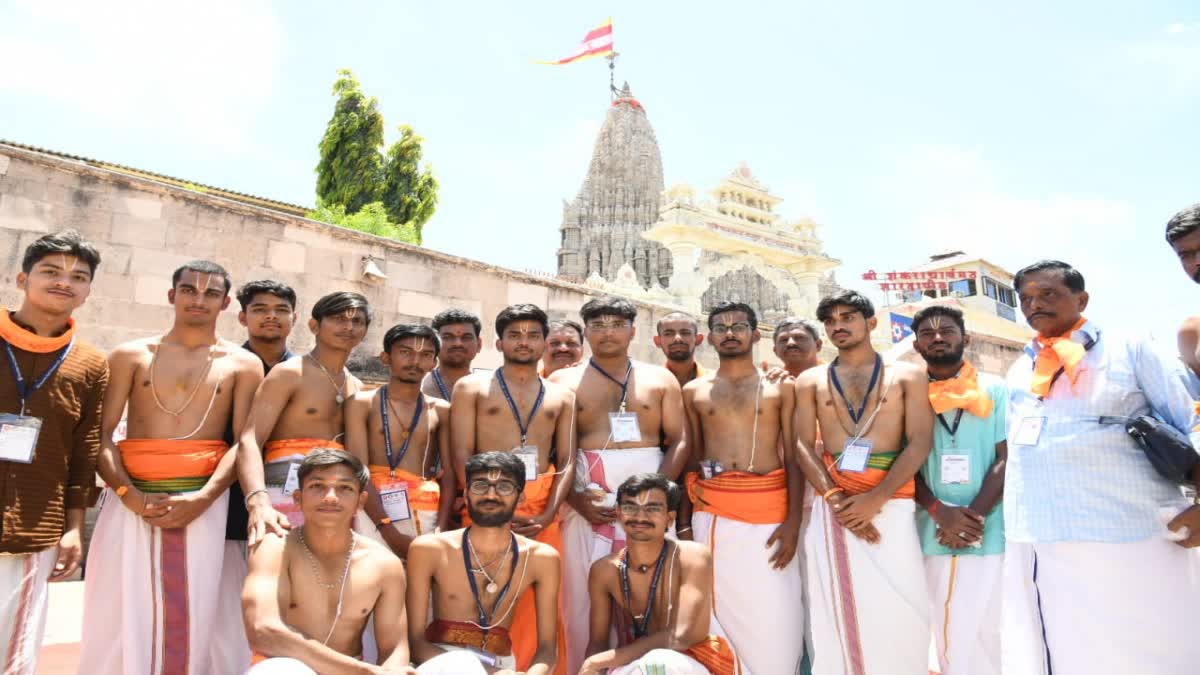 STSangamam:દ્વારકામાં સૌરાષ્ટ્ર તમિલ સંગમમના મહેમાનોનું પરંપરાગત ભાતીગળ સાંસ્કૃતિક કૃતિ સાથે સ્વાગત