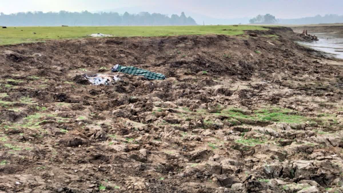 Man dies after getting stuck  Man dies after getting stuck in mud  Man dies after getting stuck in mud while fishing  stuck in mud while fishing in Mysore  ನಿಷೇಧಿತ ಪ್ರದೇಶದಲ್ಲಿ ಮೀನು ಹಿಡಿಯಲು ಹೋದ  ಕೆಸರಿನಲ್ಲಿ ಸಿಲುಕಿ ವ್ಯಕ್ತಿ ಸಾವು  ಮೀನು ಹಿಡಿಯಲು ಹೋದ ವ್ಯಕ್ತಿ ಕೆಸರಿನಲ್ಲಿ ಸಿಲುಕಿ ಸಾವು  ಕೆಸರಿನಲ್ಲಿ ಸಿಲುಕಿ ಸಾವನ್ನಪ್ಪಿರುವ ಘಟನೆ  ನಿಷೇಧಿತ ಪ್ರದೇಶದಲ್ಲಿ ಮೀನು ಹಿಡಿಯಲು  ಕಬಿನಿ ಹಿನ್ನಿರಿನ ಮೀಸಲು ಅರಣ್ಯ ಪ್ರದೇಶ  ಕಬಿನಿ ಹಿನ್ನೀರಿನ ಹಳೇ ಮಾಸ್ತಿಗುಡಿ ಬಳಿ