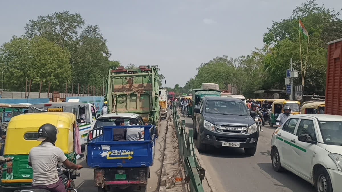 महरौली बदरपुर रोड पर लगा भीषण जाम