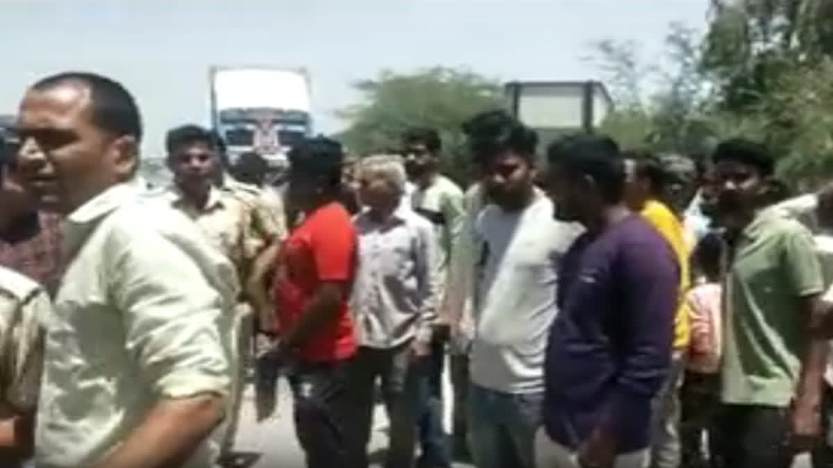 Couple hit by car in Chittorgarh, man died during treatment, villagers blocked highway