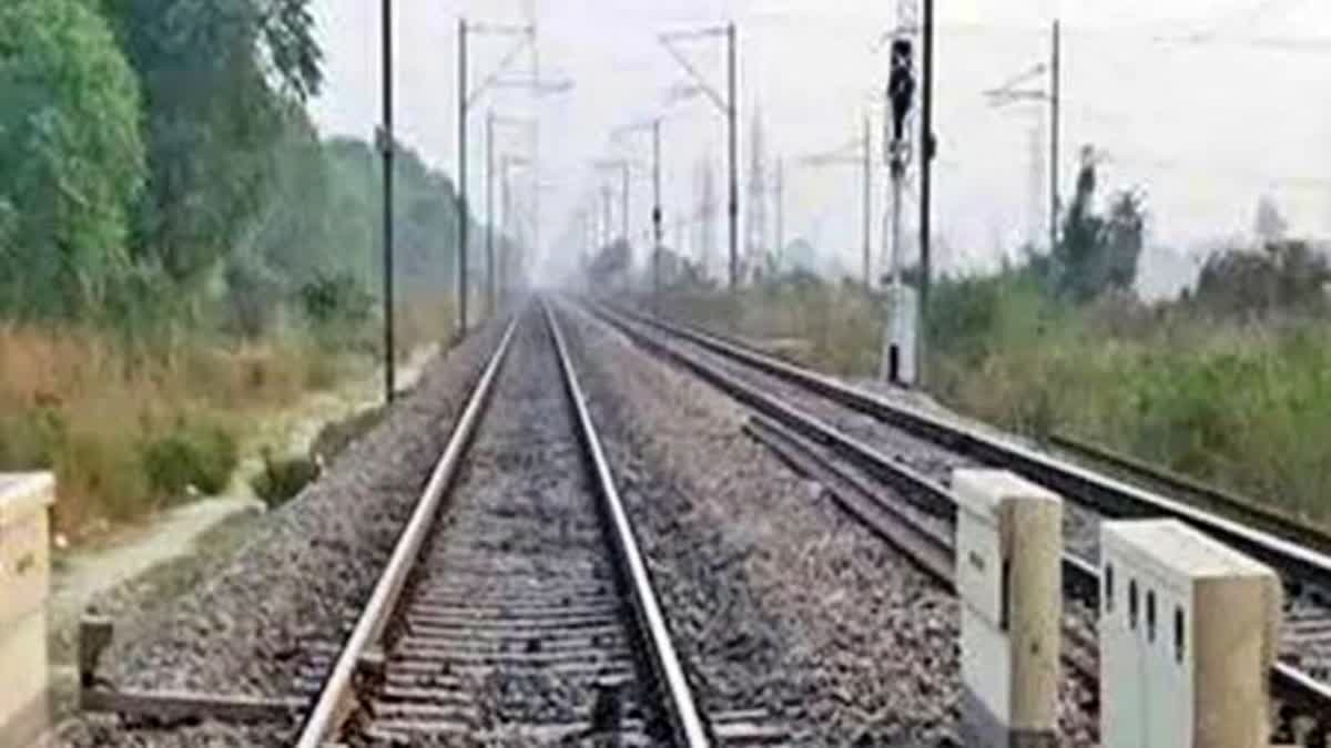 ट्रेन की चपेट में आने से महिला की मौत