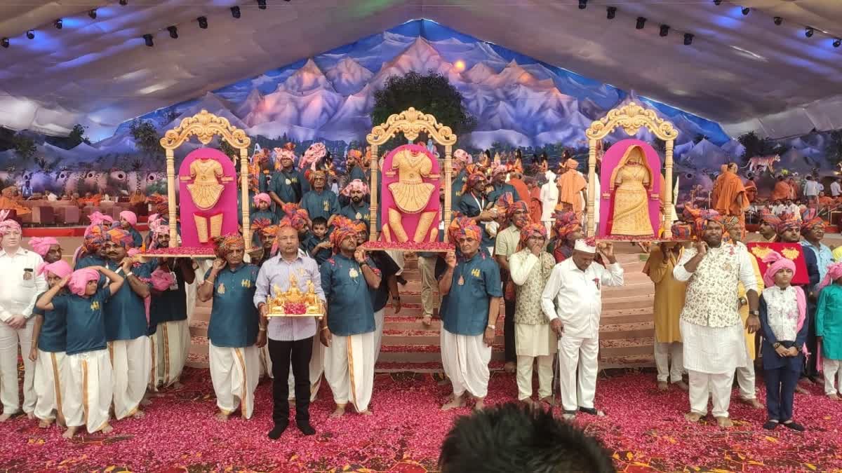 Bhuj Narnarayan mahotsav: નરનારાયણ દેવને સુવર્ણનાં વાઘા સહિત આભૂષણો અર્પણ કરાયા