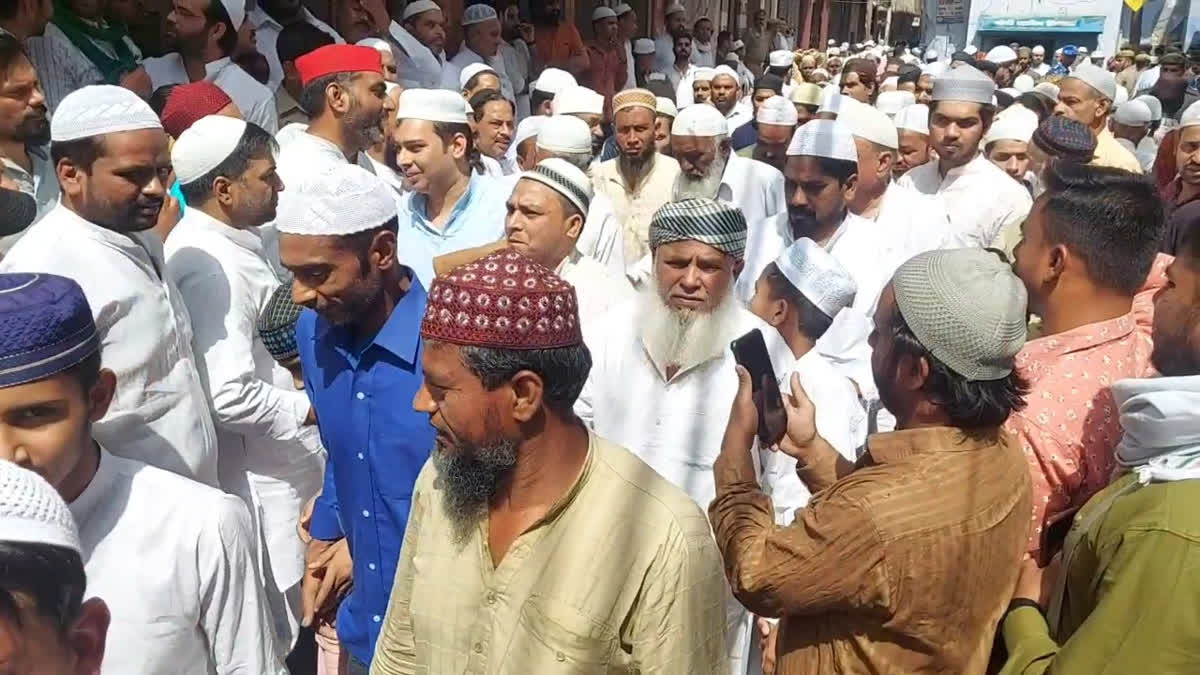jamat-ul-vida offers peacefully in meerut