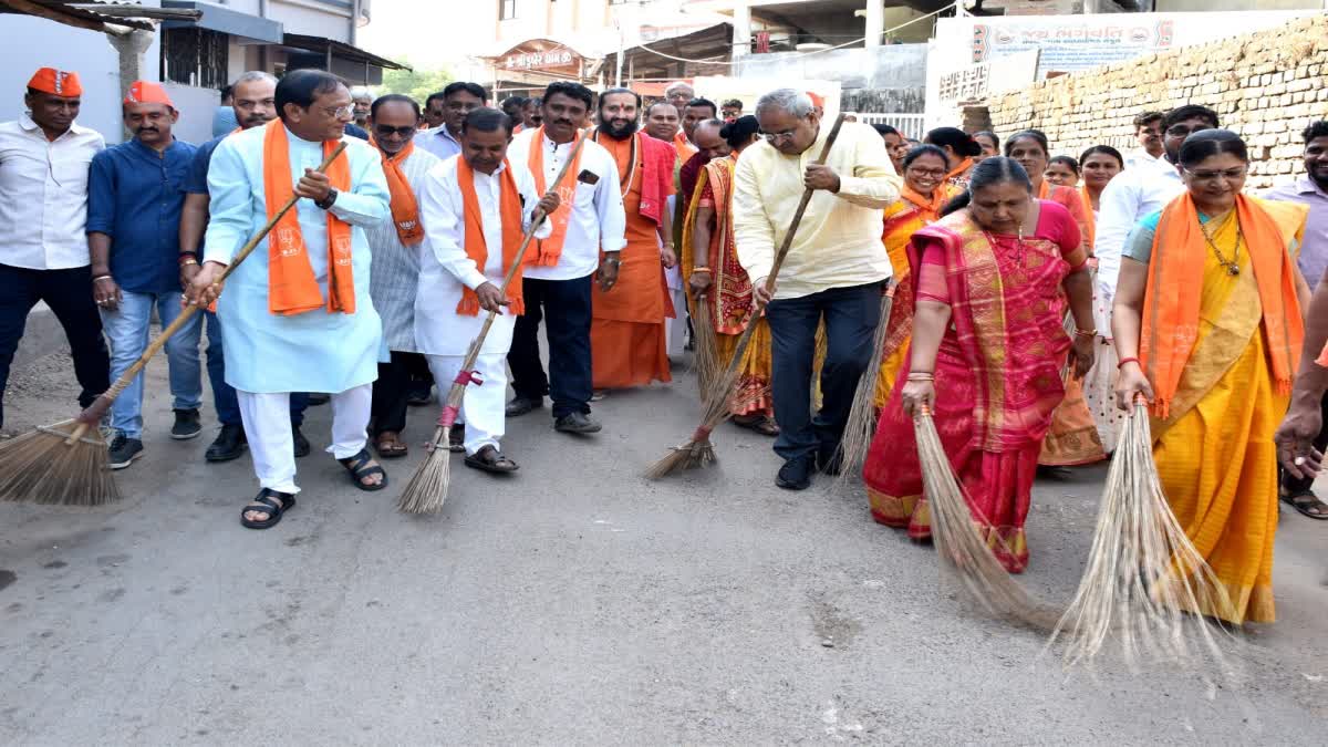 Swachchhata Abhiyan Vadodara: કુબેર ભંડારી ખાતે મુખ્ય દંડકની ઉપસ્થિતિમાં યાત્રાધામ સફાઈ અભિયાન