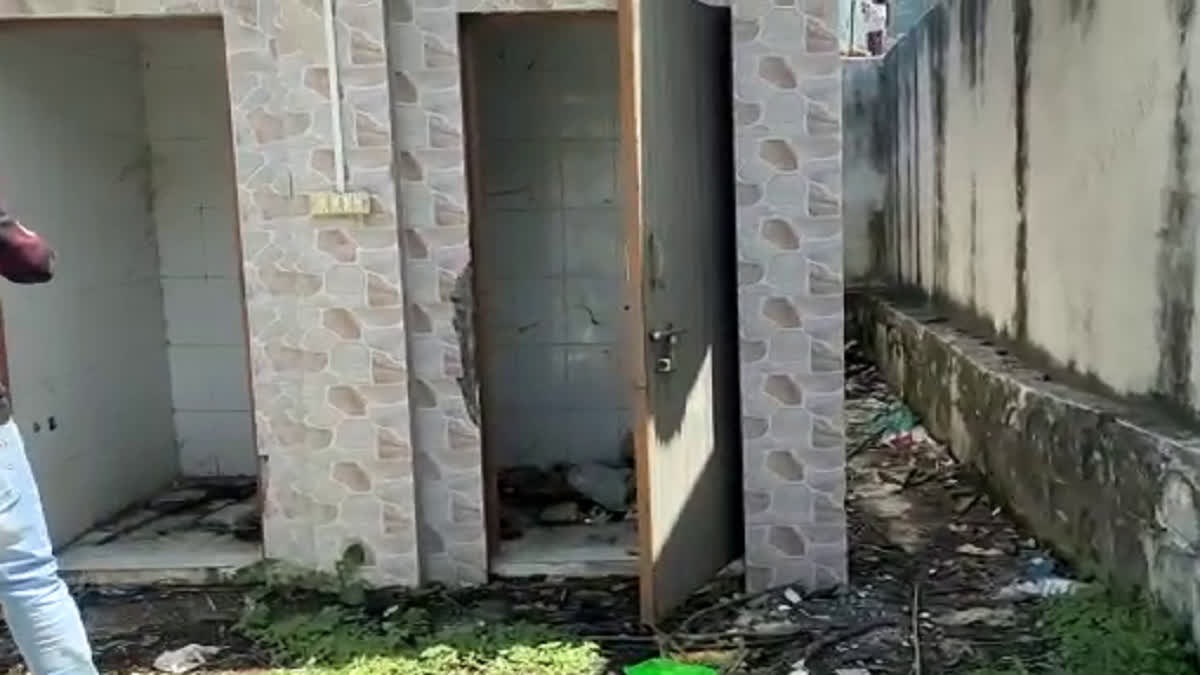 toilet facility in Lakhamandal