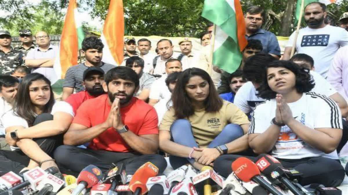 Wrestlers perform at Jantar Mantar