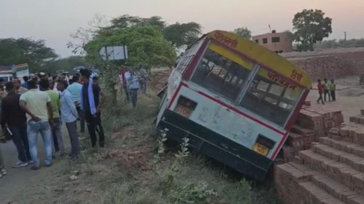 bus overturned in sambhal