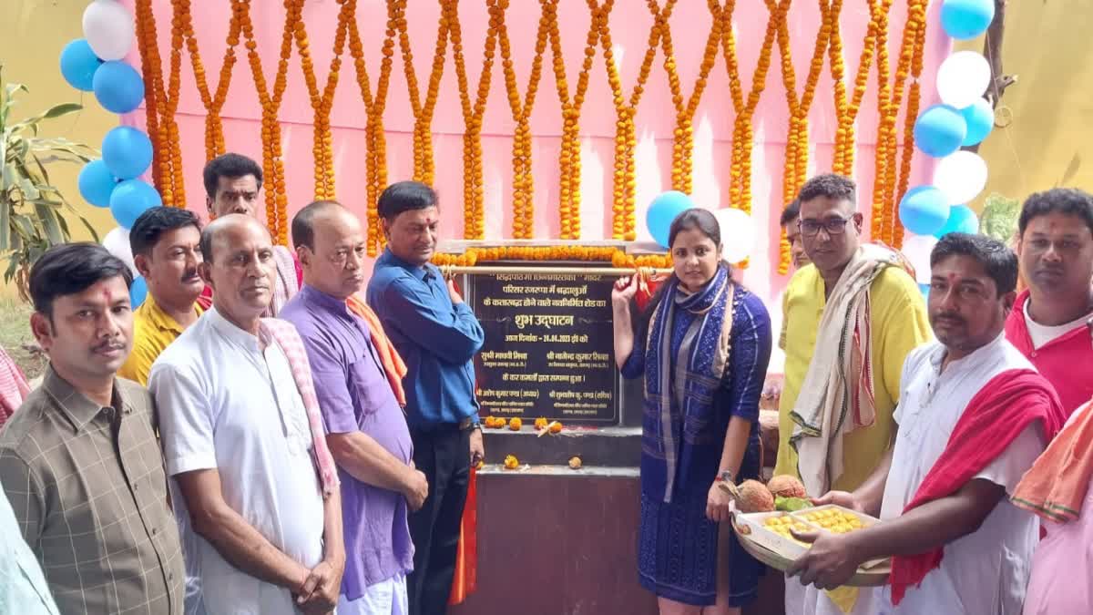 Ramgarh DC Madhavi Mishra inaugurated passenger shed in Rajrappa temple complex