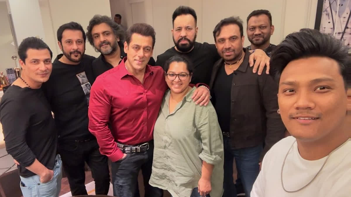 Salman Khan takes selfies with fans at Dubai party, reacts to woman saying 'shaadi nahi karni'