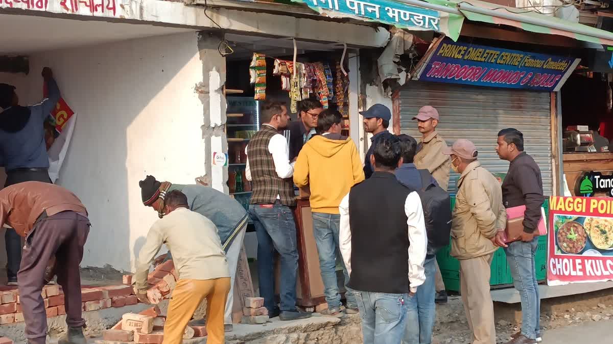 अवैध दुकानों से कब्जा हटाकर एमडीडीए नें शौचालय का निर्माण शुरू