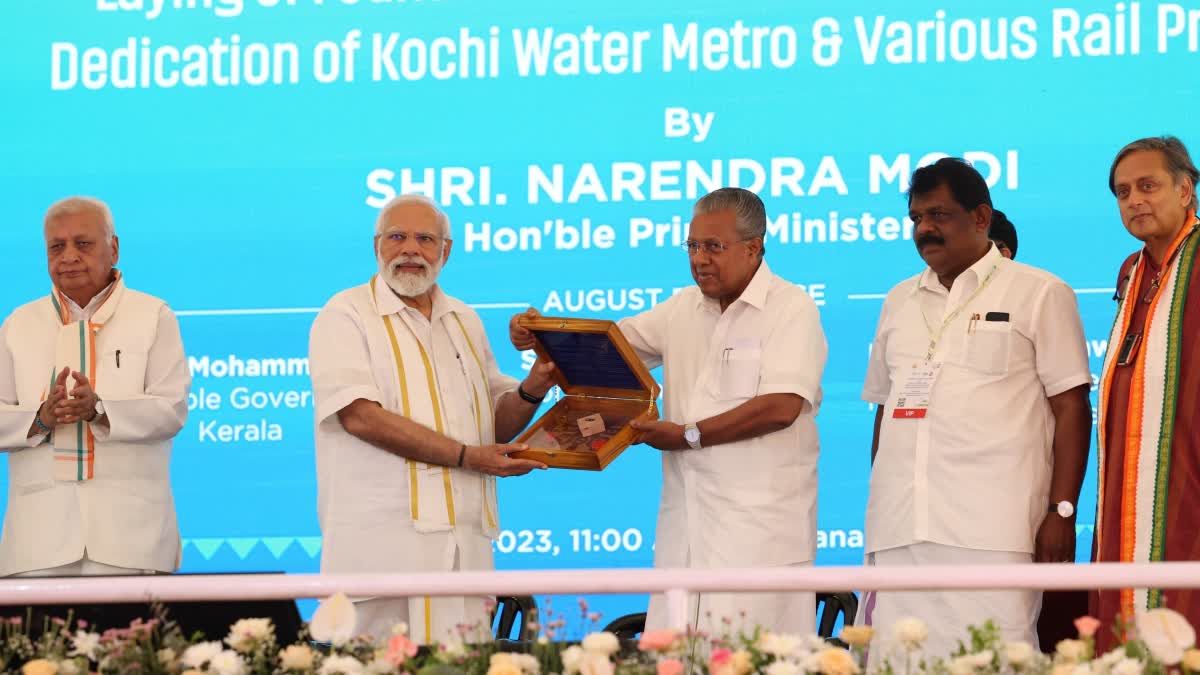 narendra modi on vande bharat  narendra modi on kochi water metro  vande bharat train  kochi water metro  narendra modi  narendra modi kerala  വന്ദേ ഭാരത്  വന്ദേ ഭാരത് ഉദ്‌ഘാടനം ചെയ്‌തു  കൊച്ചി വാട്ടര്‍ മെട്രോ  പ്രധാന മന്ത്രി നരേന്ദ്ര മോദി  നരേന്ദ്ര മോദി