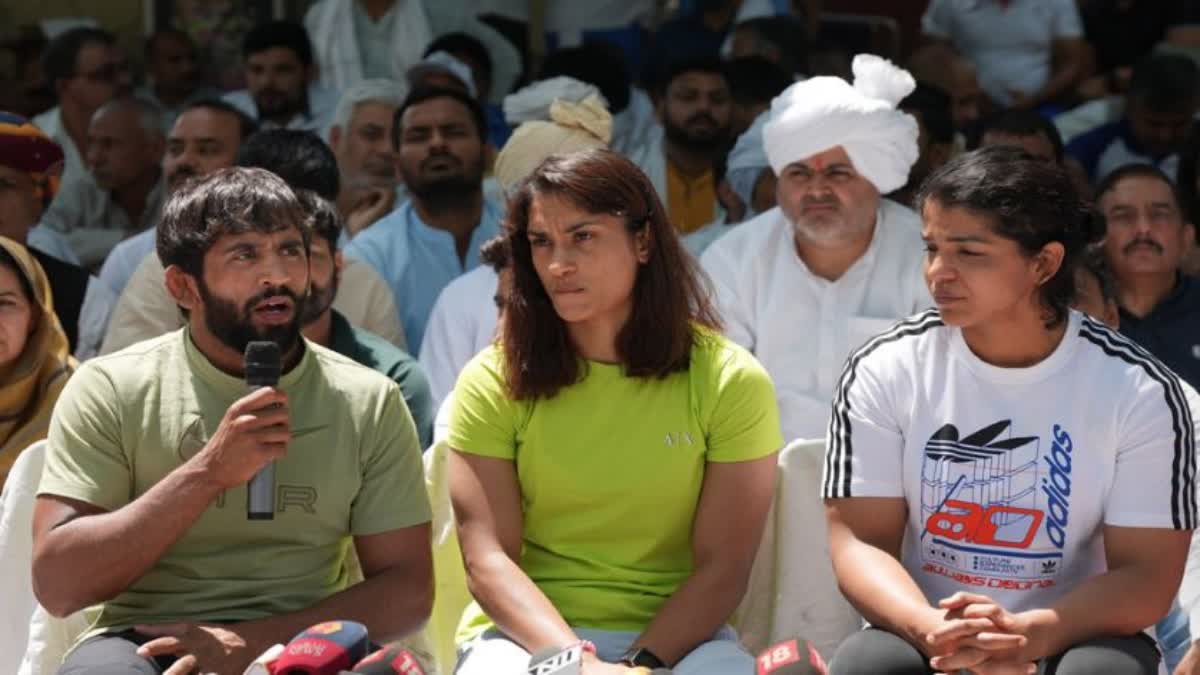 Wrestlers' protest take political colour, farmer leaders also support athletes