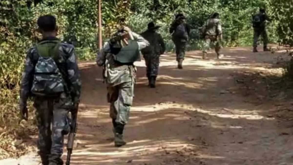 Etv Bharat Naxalite attack in Dantewada  Seven soldiers were killed  11 Jawan Killed in Naxal Attack  ദന്തേവാഡയിൽ നക്സലൈറ്റ് ആക്രമണം  ഏഴ് സൈനികർ കൊല്ലപ്പെട്ടു  മിനി ബസ് സ്‌ഫോടനത്തിൽ തകർന്നു  കുഴിബോംബ് ആക്രമണം