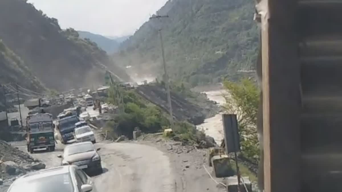 Traffic restored on Srinagar-Jammu National Highway after 10 hours