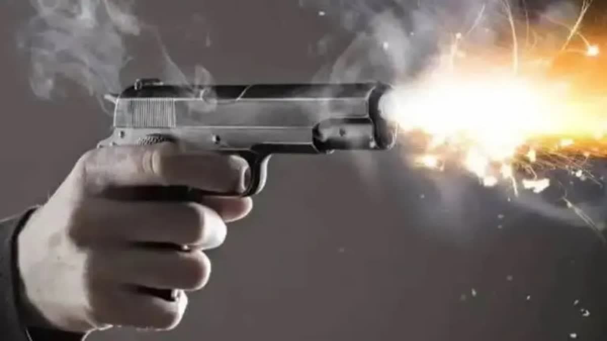 lover who killed woman in MP  man allegedly shot dead a woman  marriage proposal rejected  man shot women at madhya pradesh  man arrested by police after exchange of fire  mp news  വിവാഹഭ്യർഥന നിരസിച്ച യുവതി  വെടിവച്ച് കൊലപ്പെടുത്തി  മധ്യപ്രദേശിൽ യുവതിയെ വെടിവച്ച് കൊലപ്പെടുത്തി  കൊലപാതകം  ദേശീയ വാർത്തകൾ