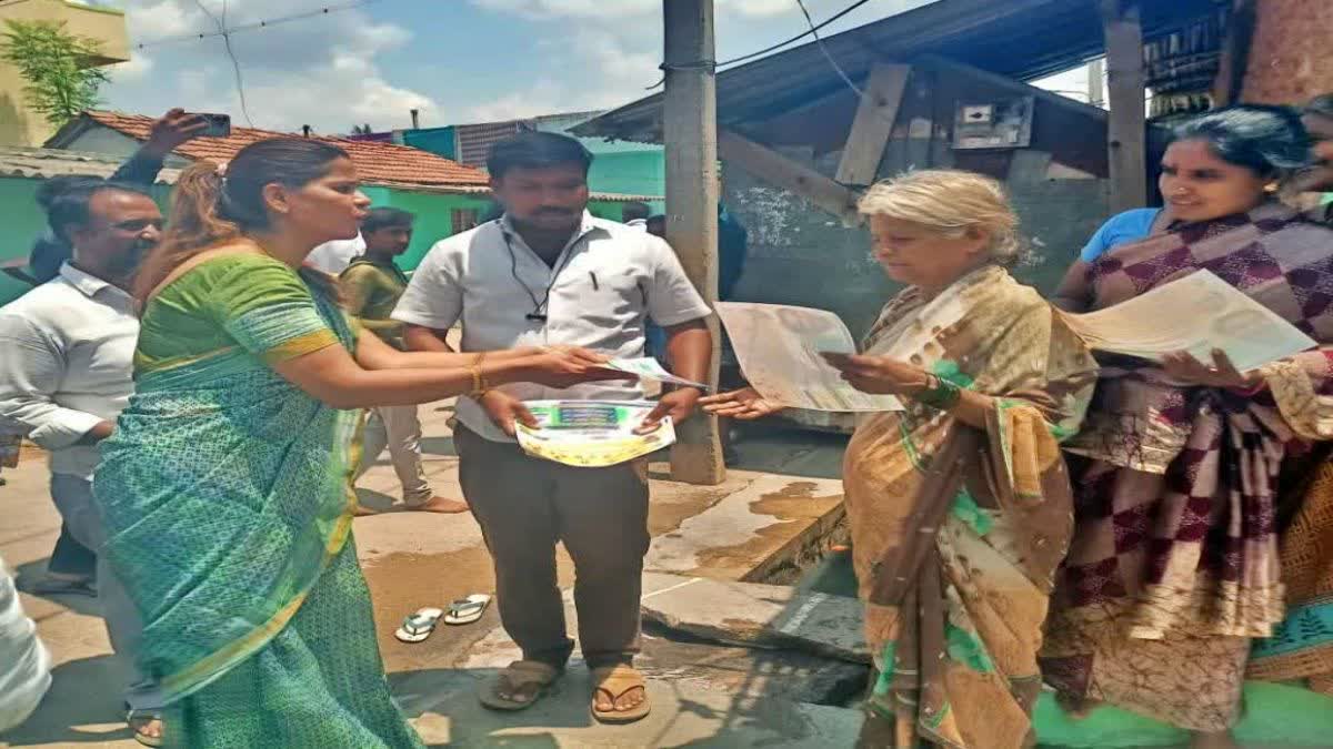 Smita Rakesh in election campaign