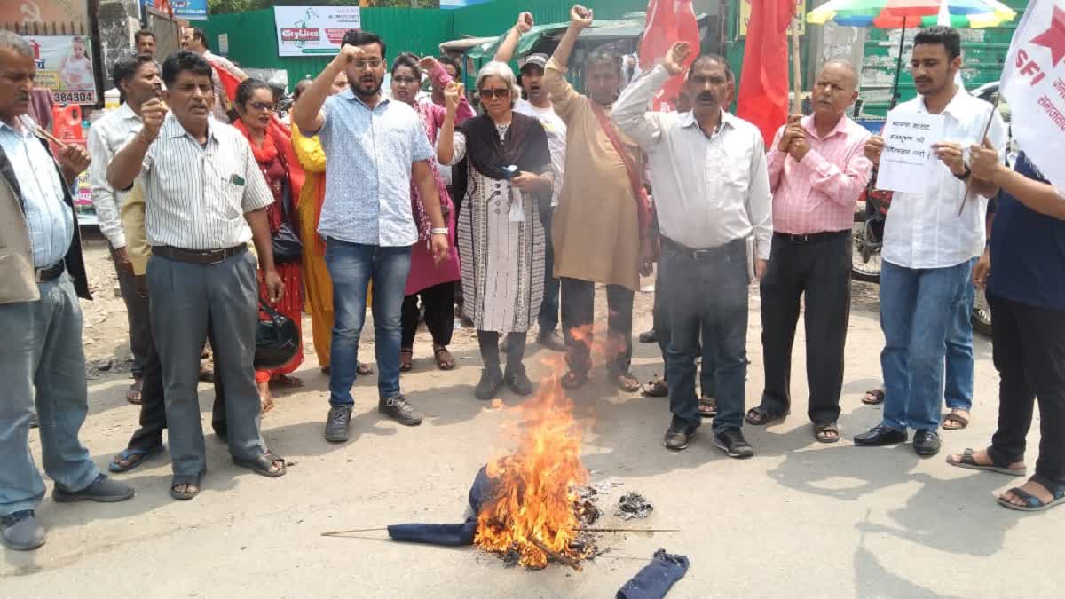 बृजभूषण का पुतला जलाया